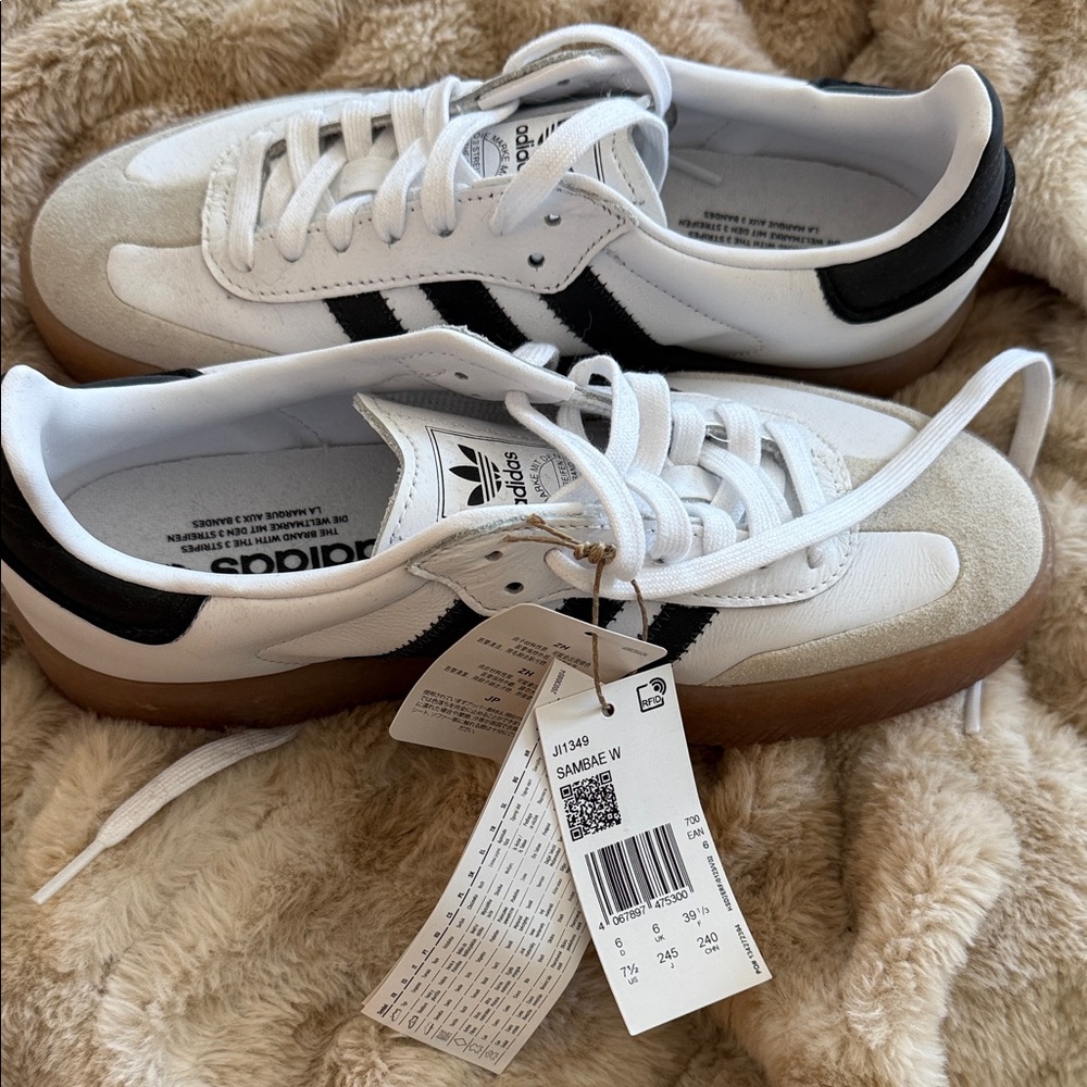 Adidas White and Black Sneakers with Gum Sole Sambae 7.5